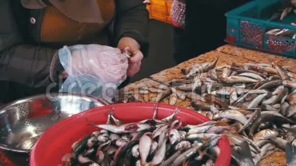 女卖鱼者清洗及切鲜鱼视频的预览图