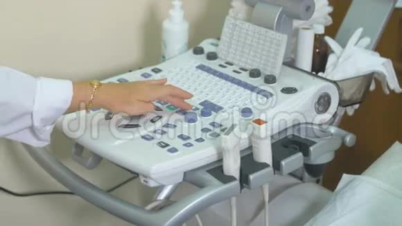 超声现代化设备女性不可辨认医生操作超声超声检测单元视频的预览图