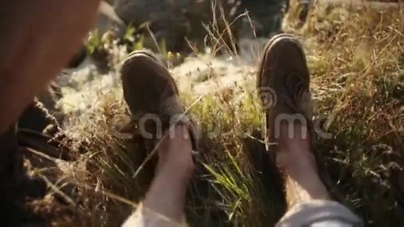夏天阳光明媚的日子人的脚躺在绿草上乡巴佬视频的预览图