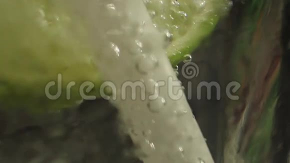 超宏量ECU气泡聚集在白色吸管上放在一杯清凉的泡沫补品中视频的预览图