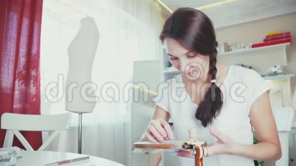 女人在箍上做装饰刺绣视频的预览图
