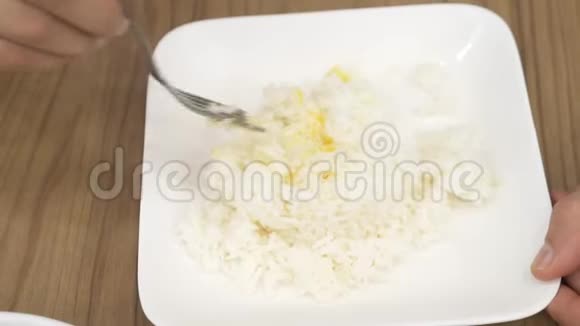 泰国菜米饭煎蛋卷蔬菜和猪肉一个男人在餐馆吃泰国菜4k慢动作视频的预览图