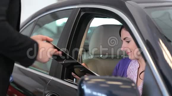 她车里的女人在签文件视频的预览图