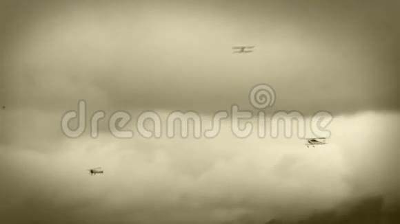 老电影效果飞机在空中互相追逐视频的预览图