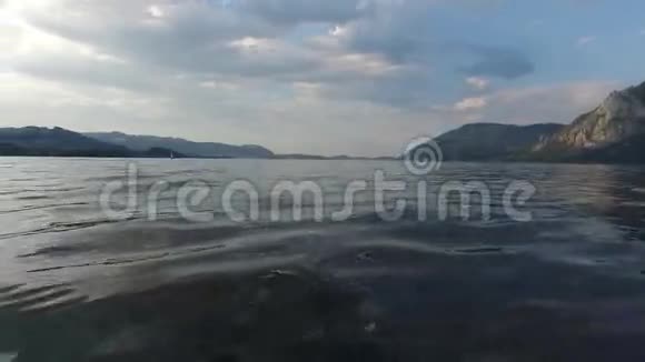 翠湖夏季高山湖翠湖奥地利视频的预览图