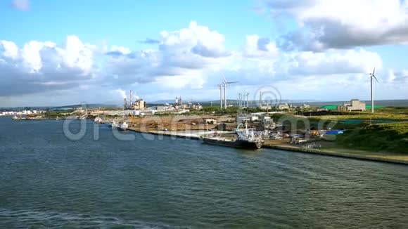 日本秋田县中岛码头风力机或涡轮机的拍摄视频的预览图