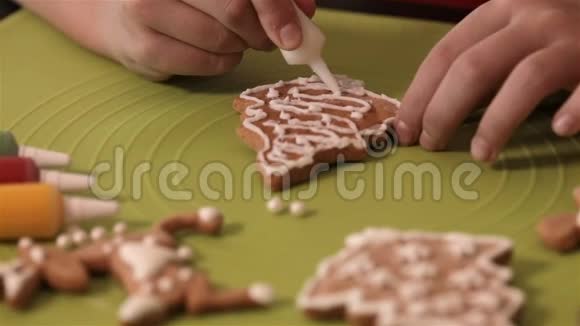 儿童手装饰姜饼圣诞饼干视频的预览图