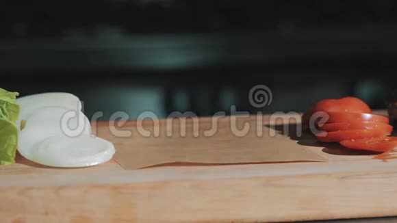 男性厨师长穿白色长袍把熟肉放在木切割板上视频的预览图