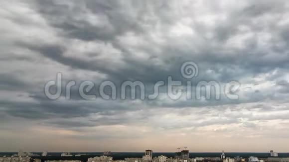 云彩飘过城市上空时光流逝视频的预览图