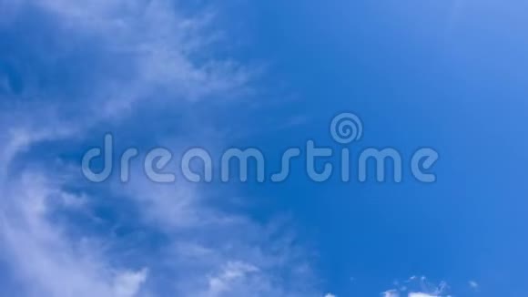 蓝色天空背景上美丽的时间推移云与色度重复视频的预览图