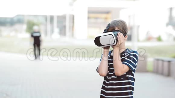 在虚拟现实中观看模拟的男孩视频的预览图
