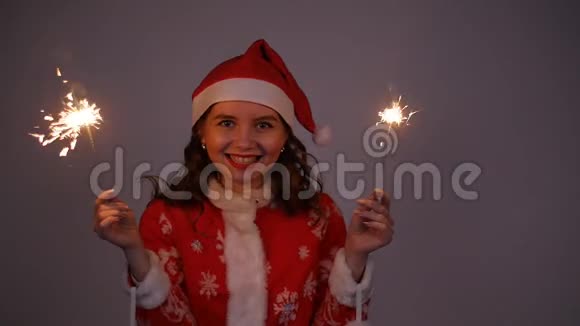 年轻的圣诞老人戴着红色圣诞帽或戴着星星之火的新年帽子视频的预览图