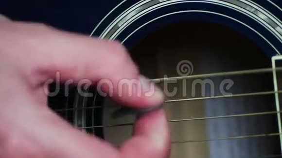 演奏声学吉他的人接近视频的预览图