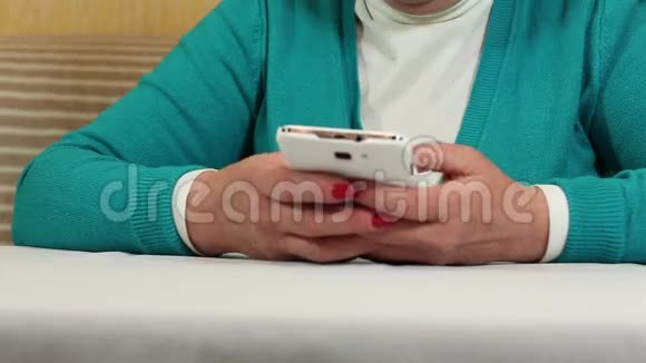 女人在手机上输入短信带白色智能手机的女人视频的预览图