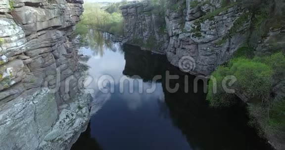 河流在岩石之间流动鸟瞰视频的预览图