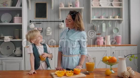 为快乐的美国家庭提供早餐妈妈和小男孩在厨房视频的预览图