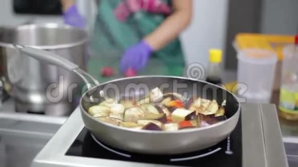 茄子抹布正在锅里炖着视频的预览图