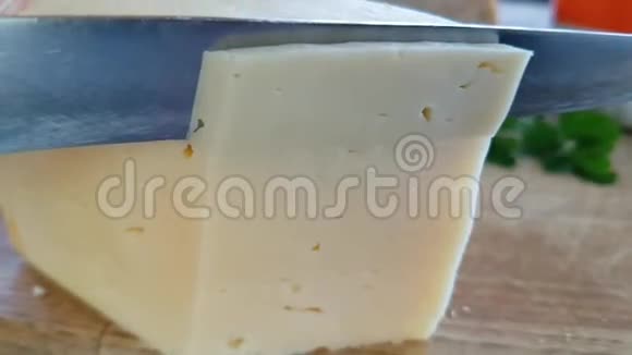 用小刀切割的木板部分奶酪慢动作视频的预览图