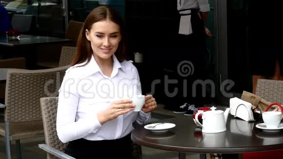 商务小姐喝咖啡视频的预览图