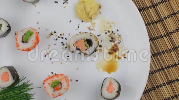寿司套餐日本菜寿司卷寿司菜单平面设计俯视图视频的预览图