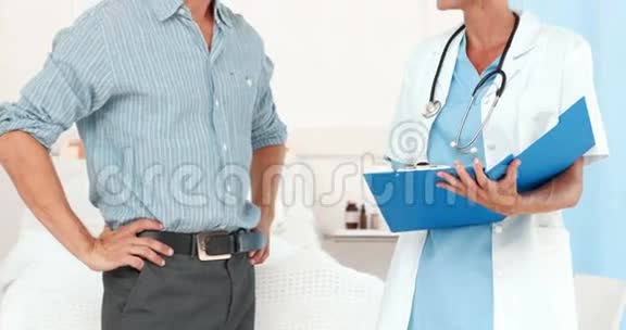 两个医生一起说话看着剪贴板视频的预览图