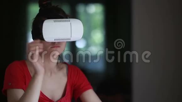 使用3D虚拟现实耳机的女性视频的预览图