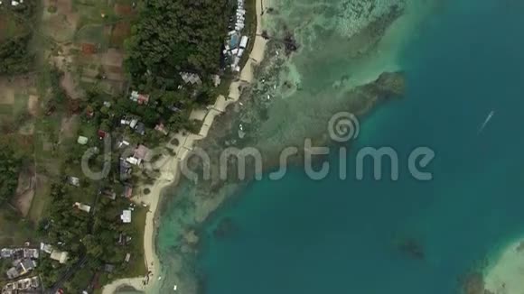 毛里塔尼亚岛印度洋沙滩和透明海水海岸鸟瞰图视频的预览图