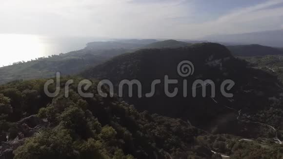 美丽的风景青山黑海长岸和山谷与树木视频的预览图