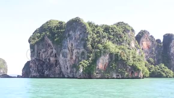 岛上的岩石漂浮在蔚蓝的海洋中视频的预览图