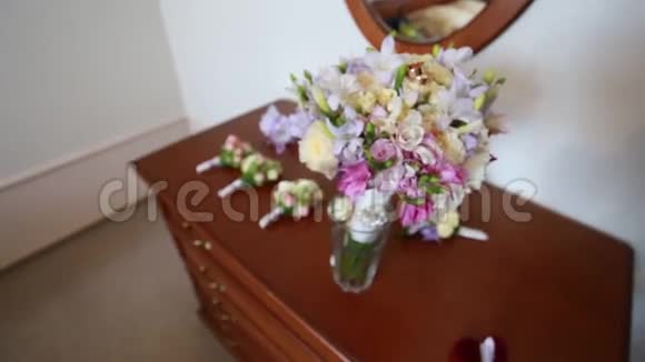 新娘花束上的结婚戒指视频的预览图