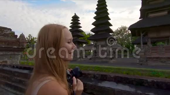 一名年轻女子和她的小儿子在巴厘岛访问塔曼阿云王府时被缓慢的稳定射击视频的预览图