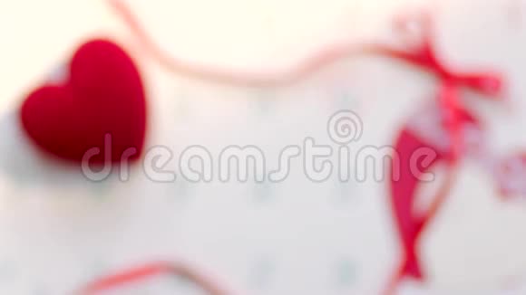 情人节结婚戒指红色礼盒视频的预览图