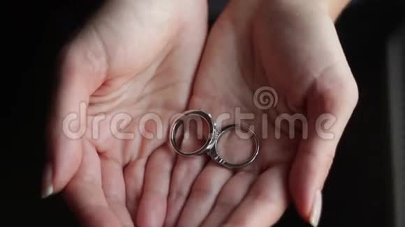 女人的手拿着戒指视频的预览图