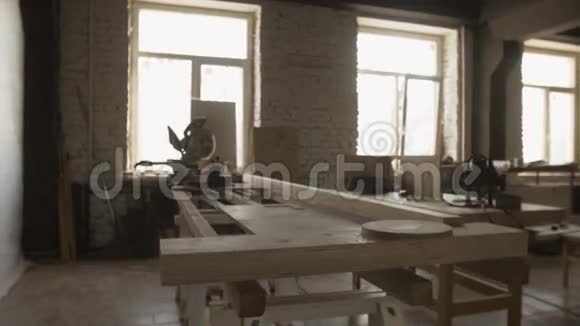 木工工作台切割器具木板制造家具视频的预览图