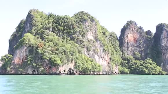 岛上的岩石漂浮在蔚蓝的海洋中视频的预览图