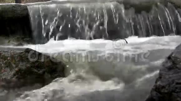 完美循环宽混凝土瀑布视频的预览图