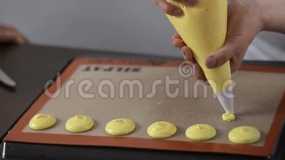 制作黄色通心粉的过程视频的预览图
