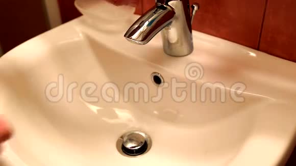 男人在浴室的水槽上洗手视频的预览图