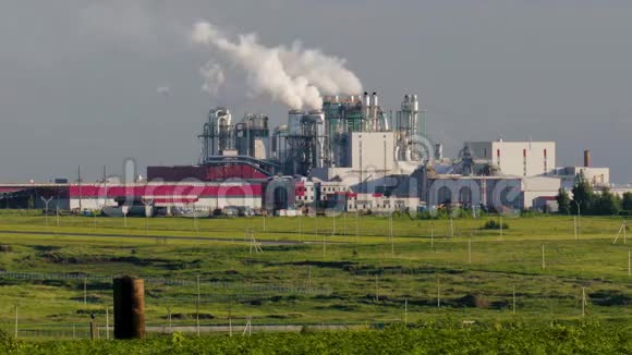 一个巨大的混凝土工厂在田野之间有管道视频的预览图