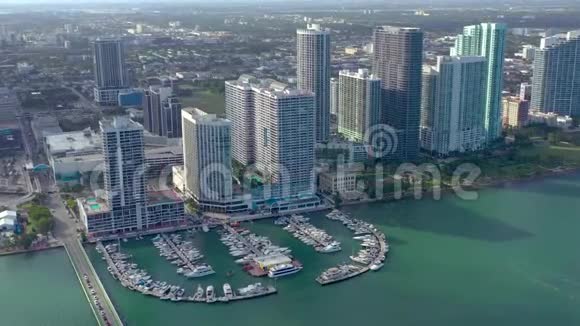 迈阿密佛罗里达州美国2019年1月空中无人机观景飞行超过迈阿密边缘水域在比斯坎湾视频的预览图