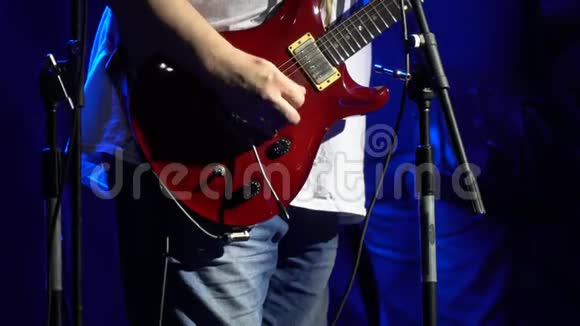 吉他手摇滚乐队在舞台上弹吉他视频的预览图