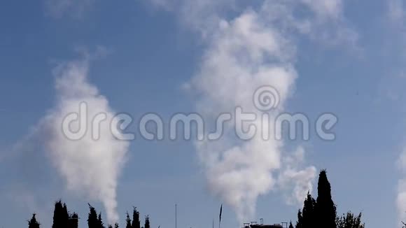 西班牙一家煤炭发电设施排放的污染烟雾和蒸汽视频污染视频的预览图