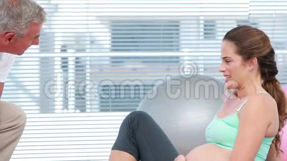 孕妇享受足底按摩视频的预览图