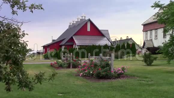 一个农业环境中的老谷仓视频的预览图