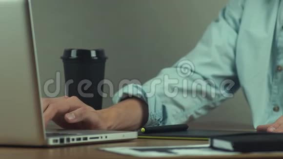 设计师用图形平板电脑工作人用手提电脑视频的预览图