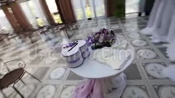 steadicam绕着结婚礼服的桌子转视频的预览图