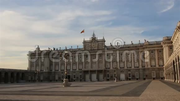 西班牙马德里皇家宫殿在一个美丽的夏季夜晚放大视频的预览图