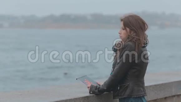 站在海滨长廊上的女人视频的预览图