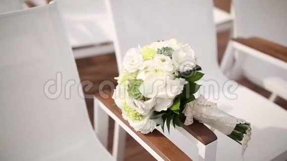 桌上放着玫瑰和桉树的新娘花束莫的婚礼视频的预览图