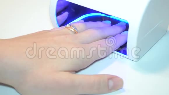 凝胶法干燥指甲用紫外线灯视频的预览图